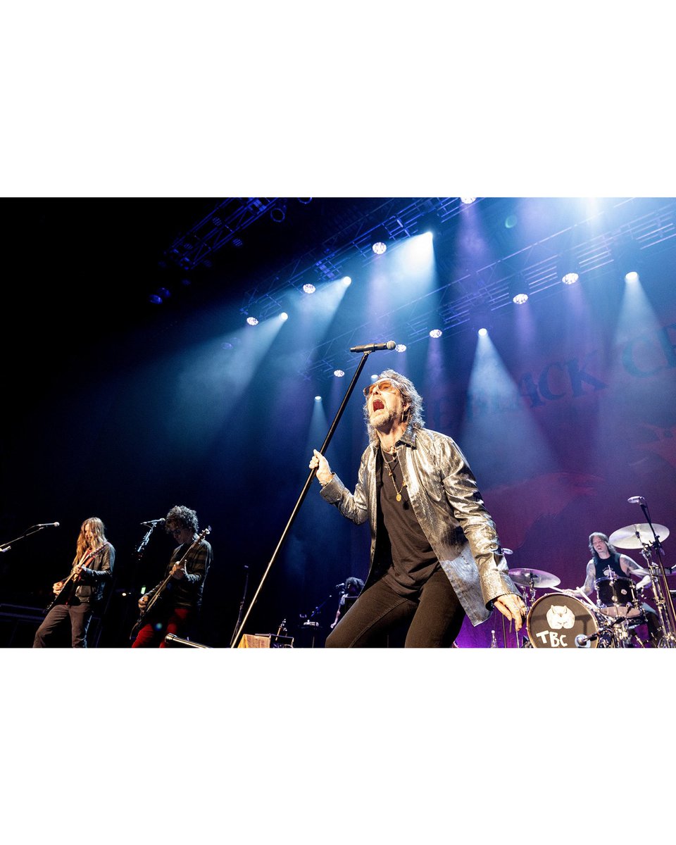 theblackcrowes's tweet photo. Night one in Tokyo - 最高でした 🇯🇵
Arigatō gozaimasu for the love

Back at Zepp DiverCity Tokyo tonight
また今夜 ✌️

📷 @RossHalfin https://t.co/2Hsy7AhcSb