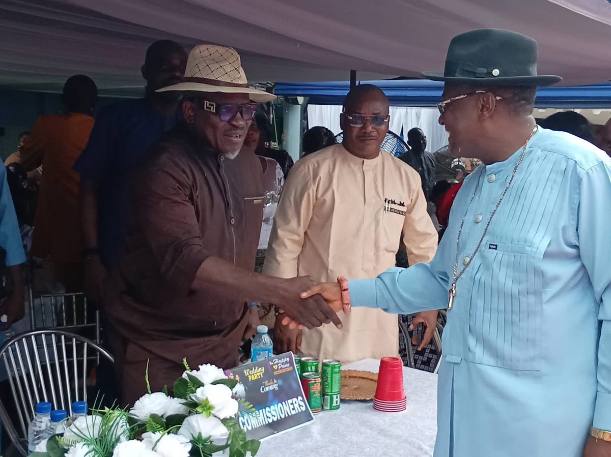 I was also there when the Vice Chairman of Ughelli South LG Council Hon Happy Mukoro got married. The groom Mr Prince Ehimaka and our sister look a perfect match. This is wishing them a happy married life