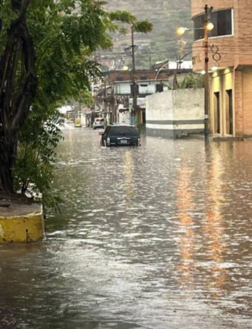 webnotitarde's tweet image. #Carabobo | ⛈️☔ Imágenes muestran como las intensas lluvias de la madrugada de este martes #14Abr causaron anegaciones en el municipio Puerto Cabello del estado Carabobo.

➡️ Av. La Paz, el terminal, sector La Sorpresa, fueron algunos de las zonas con afectaciones. 

📹: RRSS