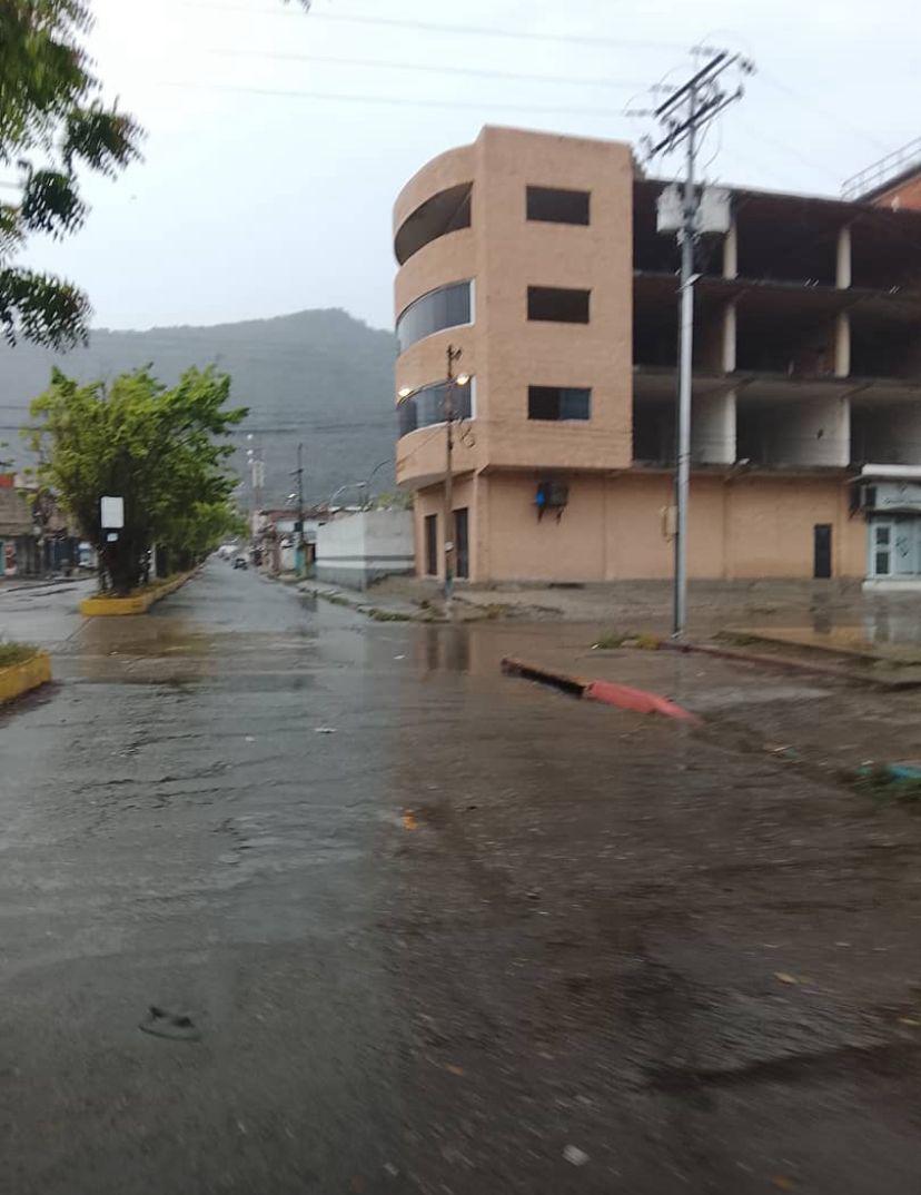 webnotitarde's tweet image. #Carabobo | ⛈️☔ Imágenes muestran como las intensas lluvias de la madrugada de este martes #14Abr causaron anegaciones en el municipio Puerto Cabello del estado Carabobo.

➡️ Av. La Paz, el terminal, sector La Sorpresa, fueron algunos de las zonas con afectaciones. 

📹: RRSS