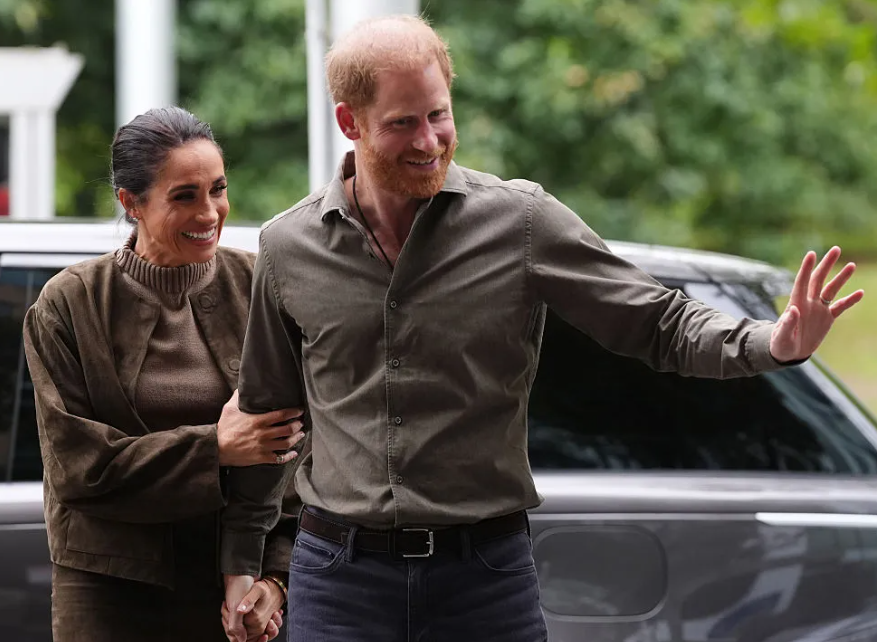 "Mas se o casal sentiu um toque de amor hoje e supõe que os australianos geralmente compartilhem esse afeto, eles estão enganados. Uma petição intitulada ‘Sem apoio financiado por contribuintes ou oficial para a visita privada de Harry e Meghan à Austrália’, reuniu 45.000