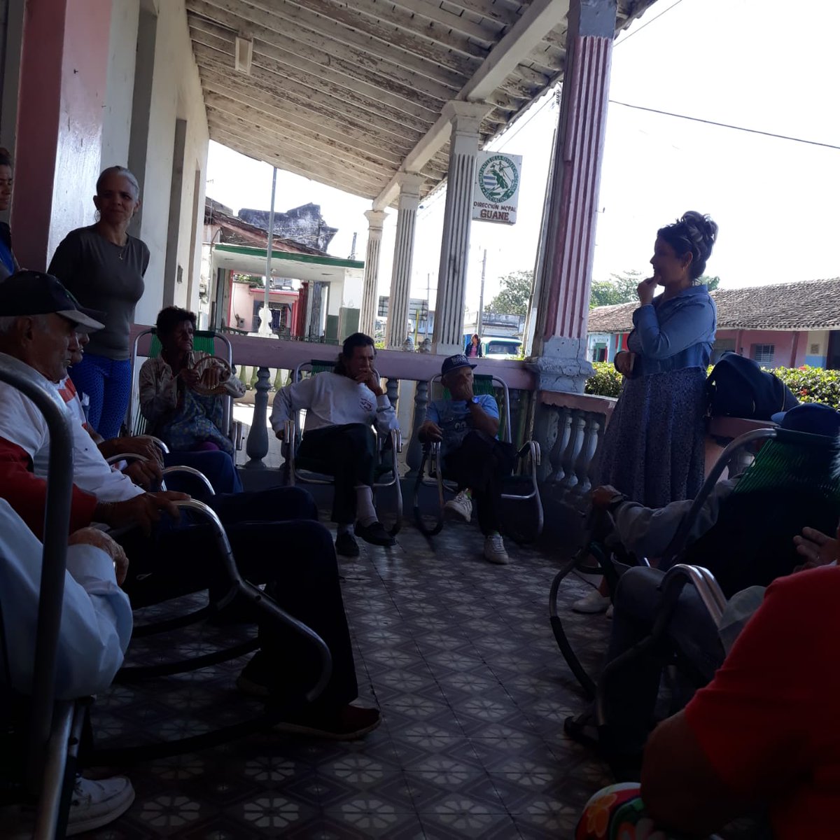 #InderGuane
Los abuelitos disfrutan de su mañana con un entretenido dominó junto a su profesora Arasaida Rodríguez.
#CubaActivaySaludable #CubaPorLaSalud.