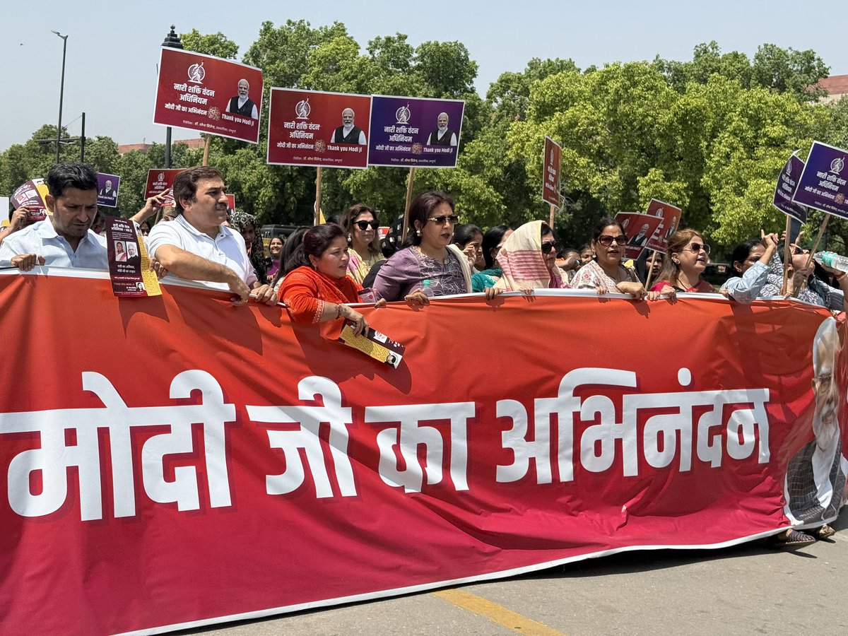 Glimpse of today’s <a href="/ngo_sampurna/">SAMPURNA</a> Human chain program at India gate. Everyone was excited to say thank you to  Modi ji for paving the way to implement #narishaktivandanadhiniyam ,
&amp; big thank you to everyone for your support and dedication .
#narishakti 
<a href="/blsanthosh/">B L Santhosh</a> <a href="/PMOIndia/">PMO India</a>