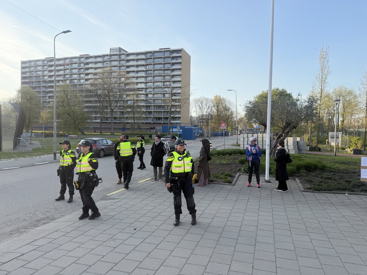 DutchTemplarr's tweet photo. Dit keer genoeg #politie in #capelle om de dominee en vrijheid van meningsuiting te beschermen zou je denken..

Ook zijn er maar een handje vol mafklappers op komen dagen.. dat scheelt weer.. https://t.co/CRBrMfsFkD
