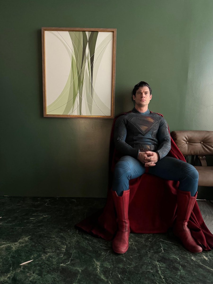 Comic__Official's tweet photo. James Gunn has shared a new look at David Corenswet as Superman 👀 https://t.co/Q6tPqyzL6m