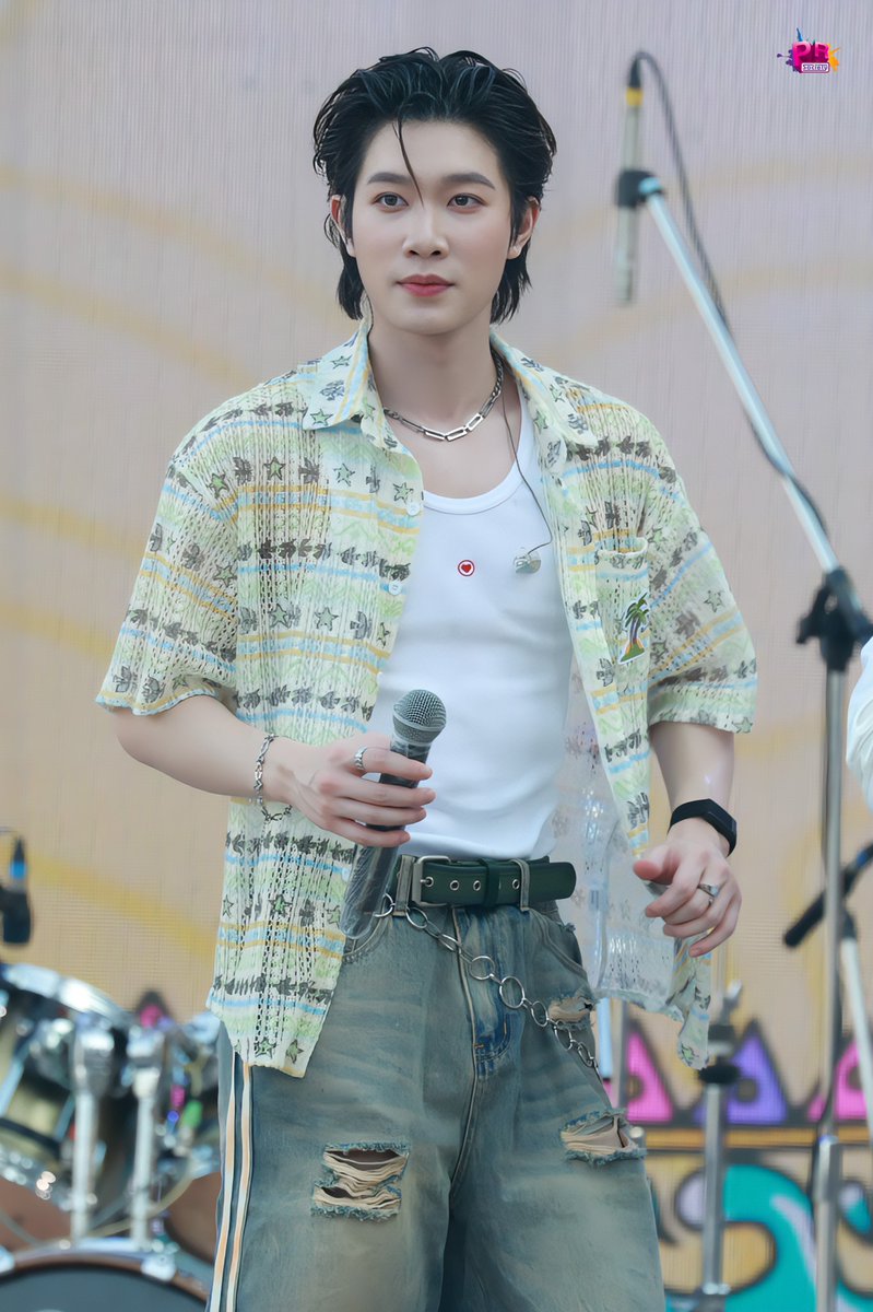 PRSocietyNews's tweet image. "ติวเตอร์-ยิม" จากวง DEXX บนเวที “ICONSIAM THAICONIC SONGKRAN 2026 : สาด สนุก สุข สิริมงคล สงกรานต์ไทย” ✨💦🔫

DEXX SONGKRAN26 ICONSIAM 
#DEXXxICONSIAM 
#TutorKrp #mynameis_yim 
#DEXXth #ICONSIAMSongkran