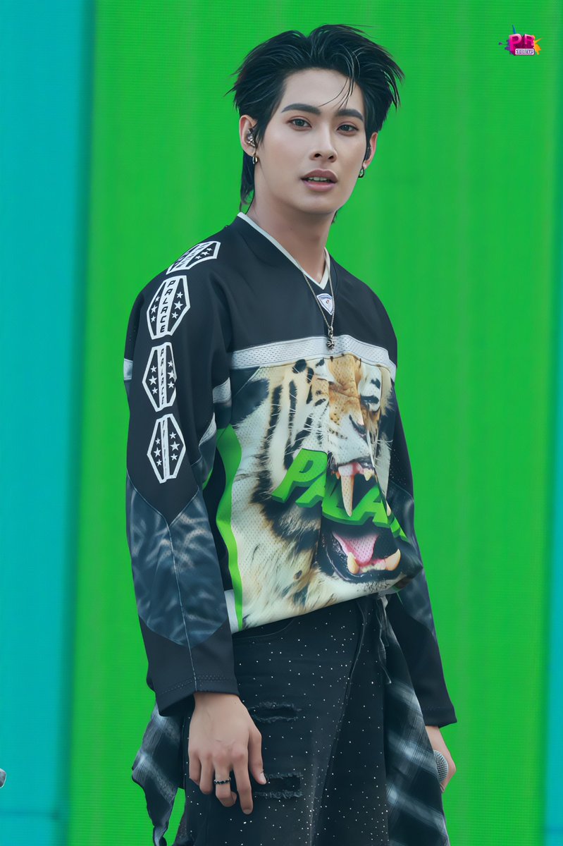 PRSocietyNews's tweet image. "ติวเตอร์-ยิม" จากวง DEXX บนเวที “ICONSIAM THAICONIC SONGKRAN 2026 : สาด สนุก สุข สิริมงคล สงกรานต์ไทย” ✨💦🔫

DEXX SONGKRAN26 ICONSIAM 
#DEXXxICONSIAM 
#TutorKrp #mynameis_yim 
#DEXXth #ICONSIAMSongkran