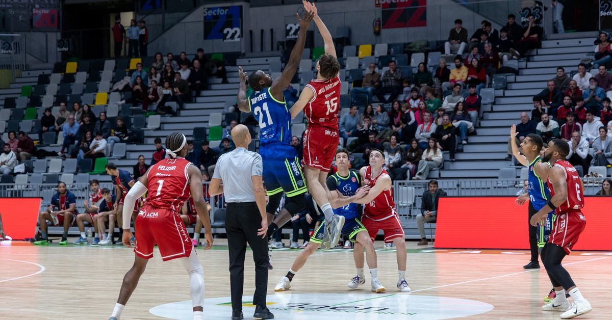 JaenHoyDiario's tweet photo. 🚨El Jaén CB carga duramente contra el Jaén FS.

😡 El club de baloncesto acusa al de fútbol sala de expulsarles de la provincia cuando se juegan la permanencia. 

https://t.co/0zn7QtCFwT https://t.co/5qFL2kc0La