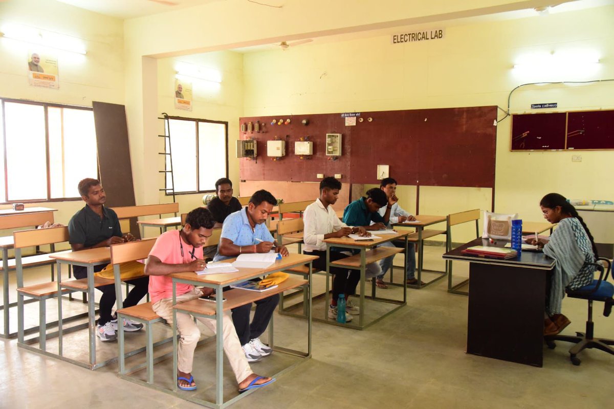 KondagaonDist's tweet image. अब हथियार नहीं, हुनर से बदल रही जिंदगी। कोण्डागांव में पुनर्वासित युवा इलेक्ट्रीशियन ट्रेड का प्रशिक्षण लेकर आत्मनिर्भरता की ओर बढ़ रहे हैं। राज्य सरकार की पुनर्वास नीति से मुख्यधारा में लौटकर स्वरोजगार की नई राह। #SkillDevelopment #Rehabilitation