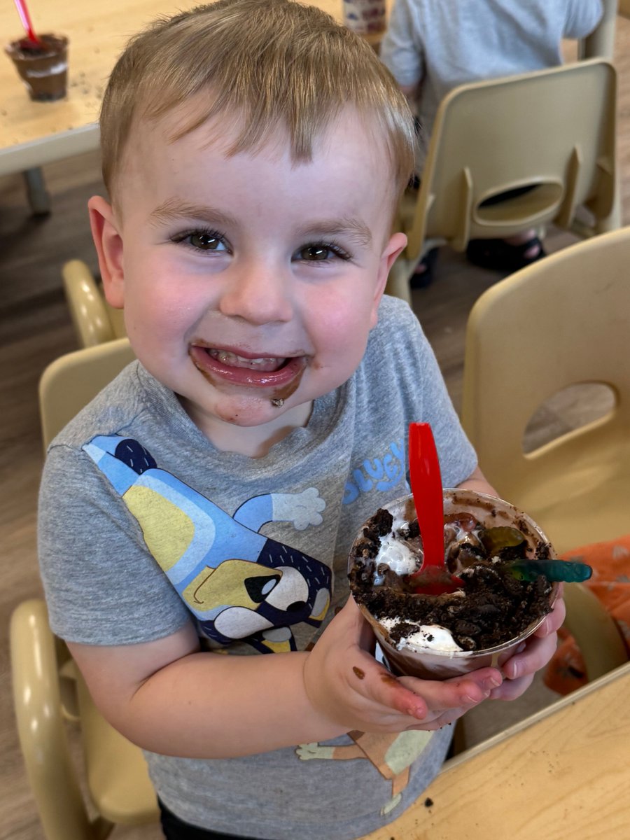 StephanieRISDLM's tweet photo. Little Mustangs Twos made “Dirt Cups” for WOYC Tasty Tuesday! They crushed cookies, made pudding, and hid worms (gummies) in their cups. #RISDDreamBig #RISDcla @RISDecs @Iambranum https://t.co/tkEEVgATcX