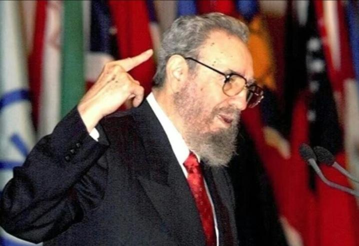 Nosotros en Cuba decimos: "¡Patria o muerte!" En esta conferencia cumbre del Tercer Mundo nos correspondería decir: ¡O nos unimos y cooperamos estrechamente, o nos espera la muerte! 
Expresó #Fidel en clausura de la Cumbre Sur, año 2000.
facebook.com/share/1EAUwYwZ…