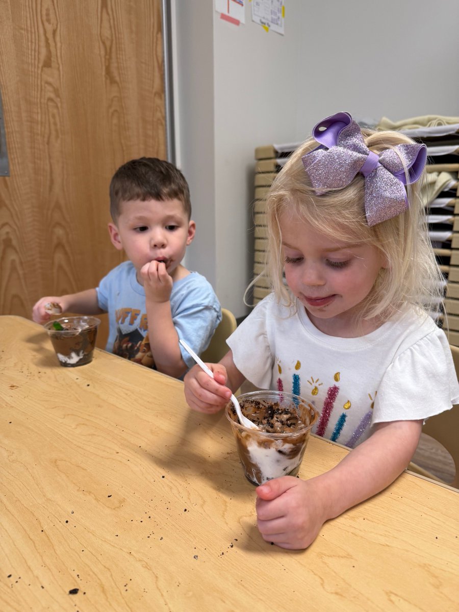 StephanieRISDLM's tweet photo. Little Mustangs Twos made “Dirt Cups” for WOYC Tasty Tuesday! They crushed cookies, made pudding, and hid worms (gummies) in their cups. #RISDDreamBig #RISDcla @RISDecs @Iambranum https://t.co/tkEEVgATcX