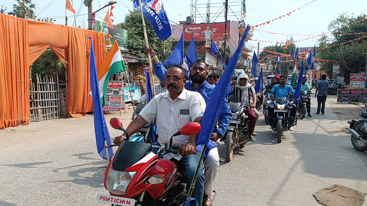 BHUSHANSINGML's tweet photo. *👉🏻डॉ. अम्बेडकर जी के 135 वीं जयंती पर नीला झंडा और तस्वीरों के  साथ दर्जनों अम्बेडकर वादियों ने निकाला मोटरसाइकिल रैली और 19 अप्रैल को विशाल रैली निकालने का आह्वान ।👈🏻* https://t.co/M1i9g8jfCN