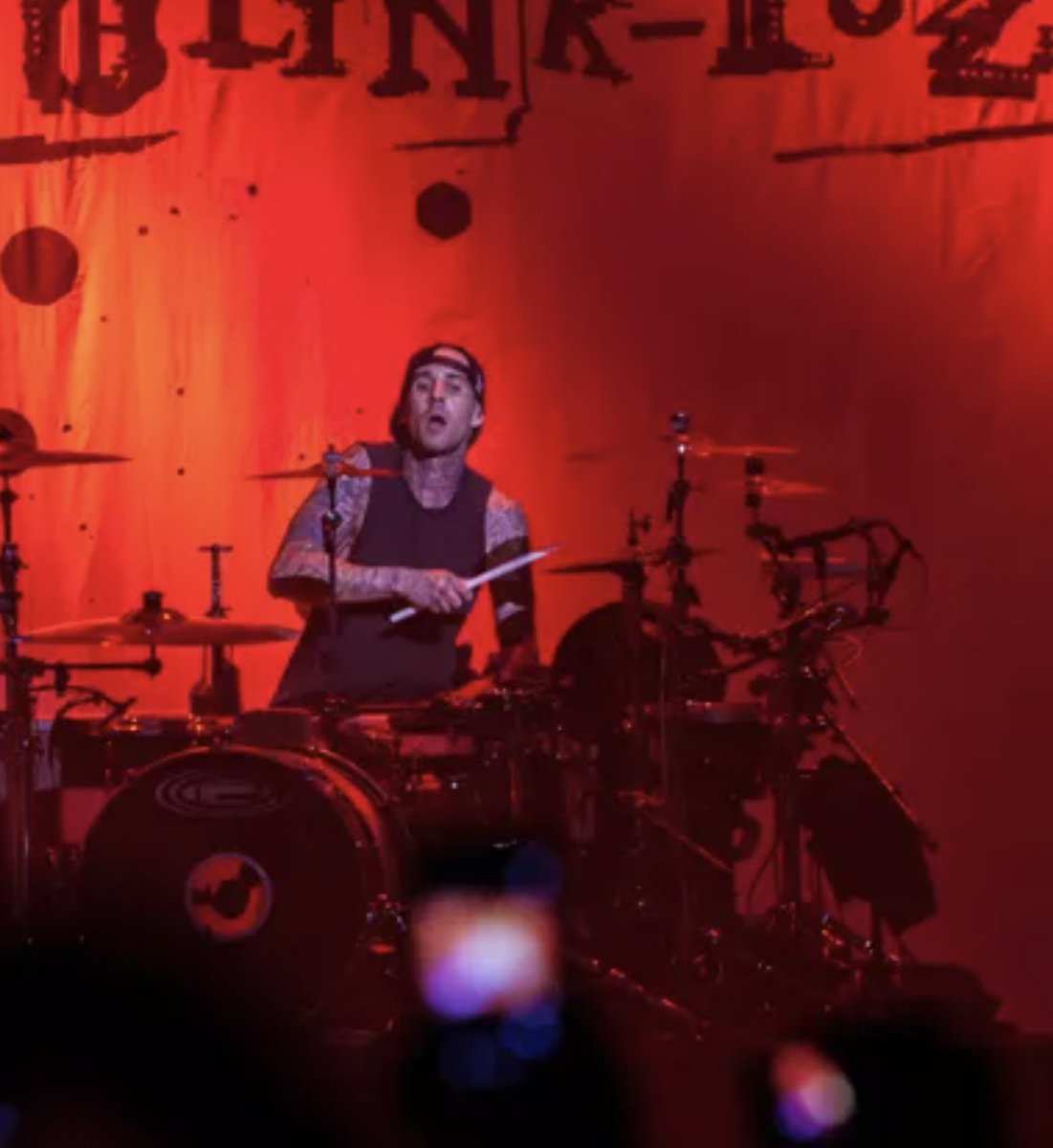 mxdwn's tweet image. .@travisbarker Joins @clipse On Drums During Coachella Set

#TravisBarker #Clipse #Coachella #Coachella2026 #Coachella26 

music.mxdwn.com/2026/04/13/new…