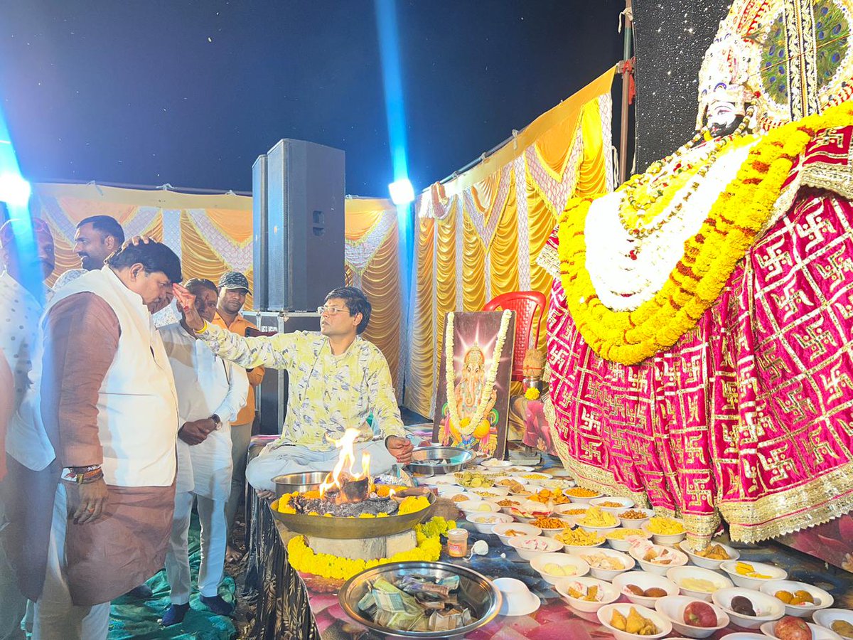 bjpanilfirojiya's tweet image. ऐसे सम्मान समारोह न केवल उनका उत्साह बढ़ाते हैं, बल्कि खेल संस्कृति को भी सशक्त बनाते हैं।
खेल और खिलाड़ियों के पीछे खड़े इन मार्गदर्शकों का सम्मान ही सच्ची खेल भावना है।

#sportsfestival #samman #coaches #sportsteachers #ujjain