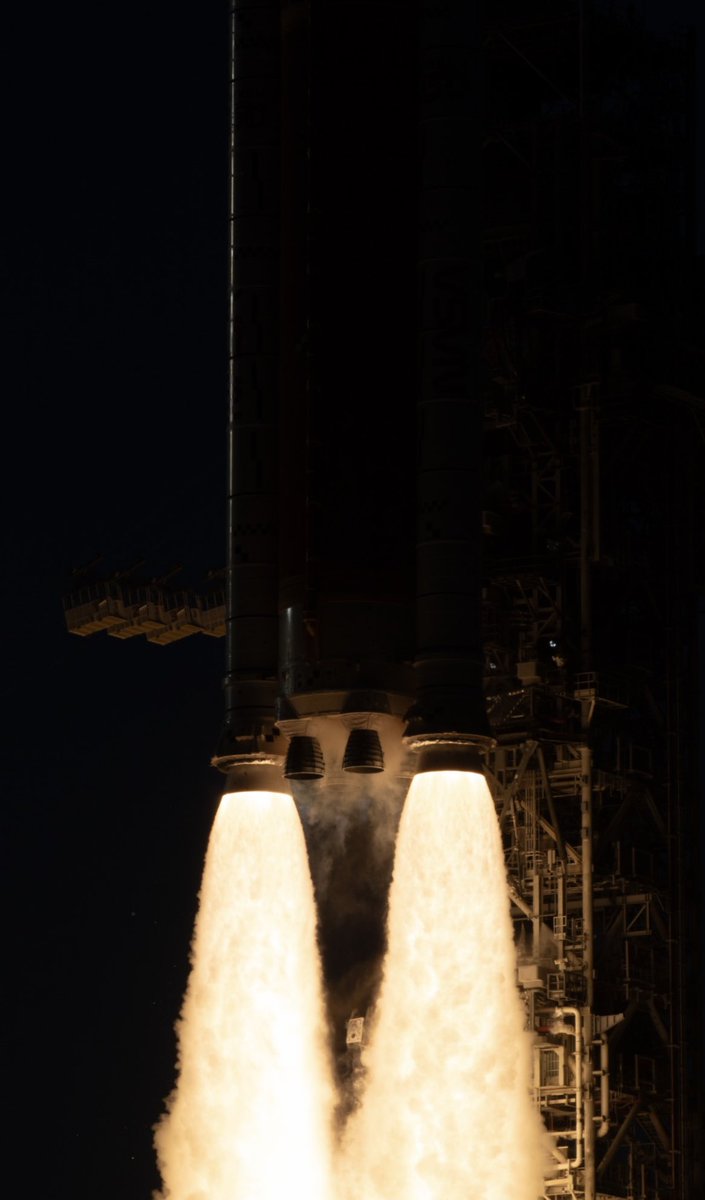 asherbphotos's tweet image. Here’s a more extreme example of this. 
For Artemis II, I had to shoot considerably darker to capture detail in the plume since it’s so bright. It was much harder to bring back the details of the actual vehicle in this one, but I’m pleased with how it came out.