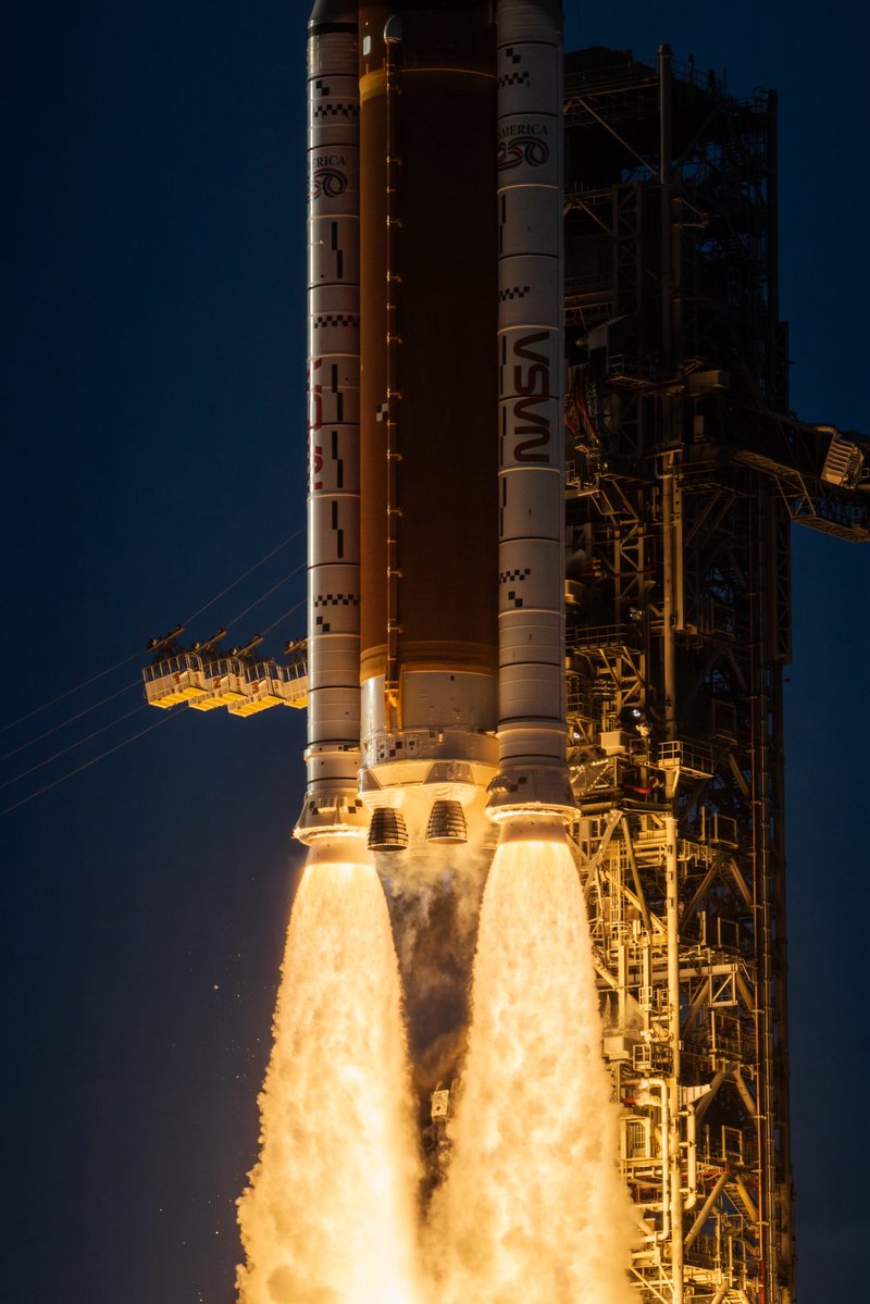 asherbphotos's tweet image. Here’s a more extreme example of this. 
For Artemis II, I had to shoot considerably darker to capture detail in the plume since it’s so bright. It was much harder to bring back the details of the actual vehicle in this one, but I’m pleased with how it came out.