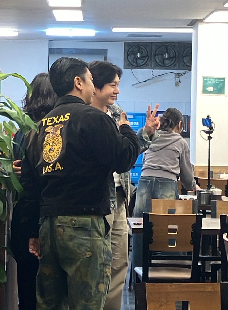 Subi_129's tweet photo. 260414
유툽 라방

사장님이랑 기념사진 찰칵📸
저화질을 뚫고 나오는 귀염.. 🙈
#이창섭 https://t.co/ymnvlvJMCr