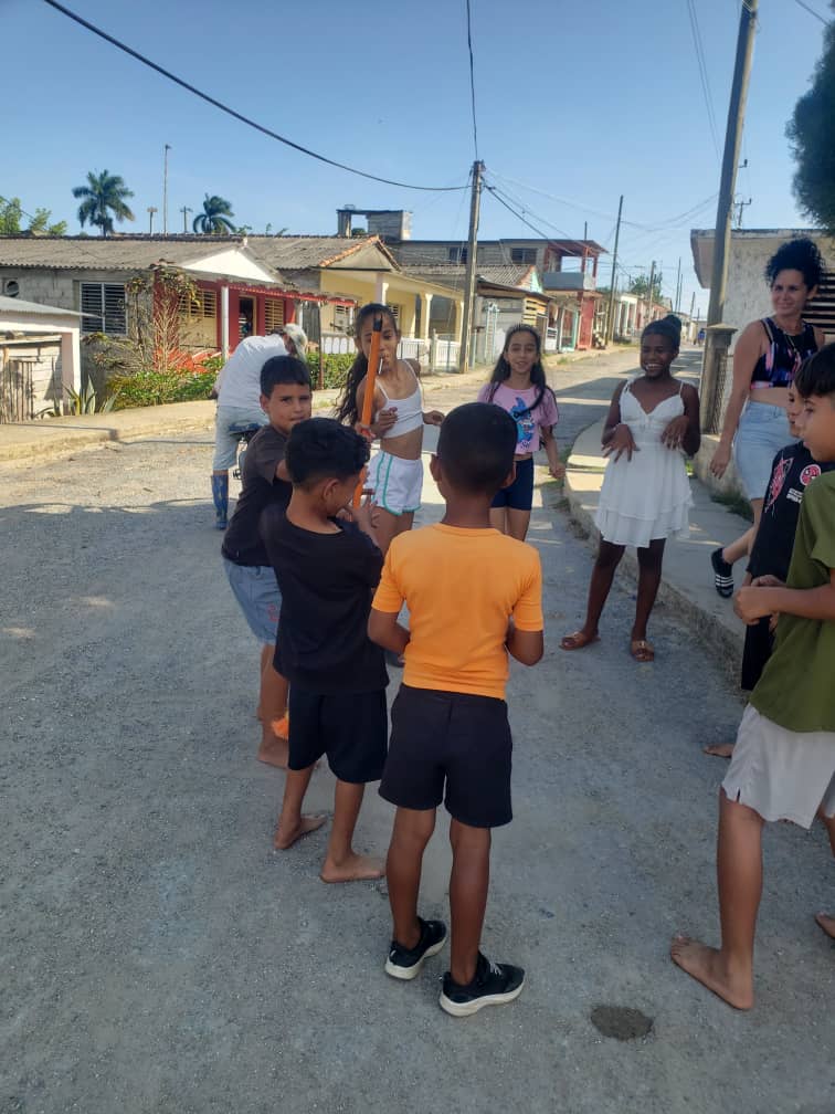 #InderGuane 
Programa A Jugar en el callejón del Hospital por la profesora de #RecreaciónSana Yomaili Bosa en la semana de receso escolar.