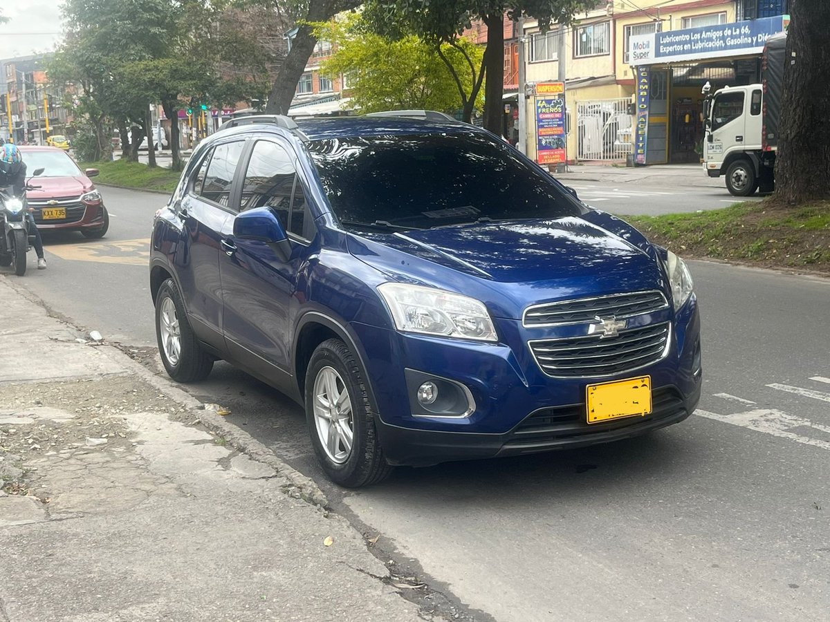 PasaenBogota's tweet image. #BOGOTÁ. Anoche 13ABR, sujetos armados que se movilizaban en un automóvil se robaron una camioneta chevrolet de placa IGR122 en el b/Normandía, loc/Engativá. Según el relato de la víctima, los agresores la abordaron, la golpearon y se llevaron el vehículo.