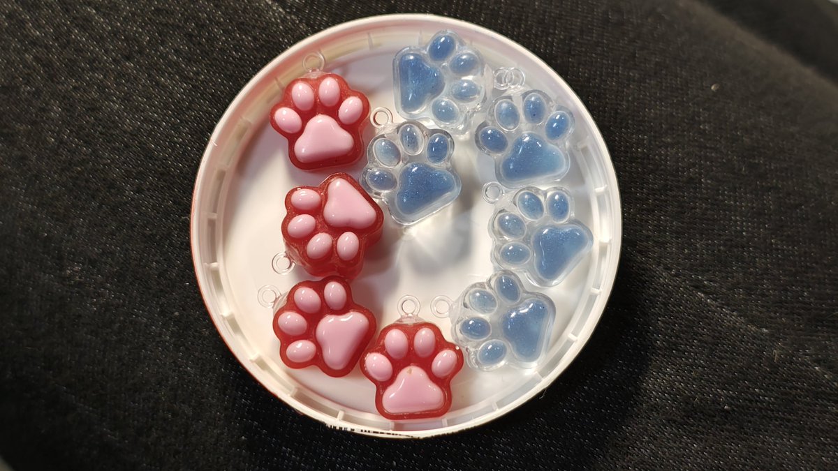 こんな感じのパーツももくもく作成。
ここら辺はアクセサリーになるよ！
 #レジン  #riddlarium