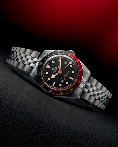 WatchTime's tweet photo. Tudor brings GMT into the Black Bay 58 format. The new Black Bay 58 GMT keeps the 39mm case and adds a METAS-certified caliber MT5450-U, with a black and burgundy bezel and gilt accents throughout. Story live!

https://t.co/dgjYdRJMnC https://t.co/z87gDIlOja
