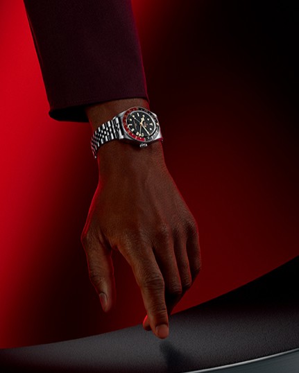 WatchTime's tweet photo. Tudor brings GMT into the Black Bay 58 format. The new Black Bay 58 GMT keeps the 39mm case and adds a METAS-certified caliber MT5450-U, with a black and burgundy bezel and gilt accents throughout. Story live!

https://t.co/dgjYdRJMnC https://t.co/z87gDIlOja