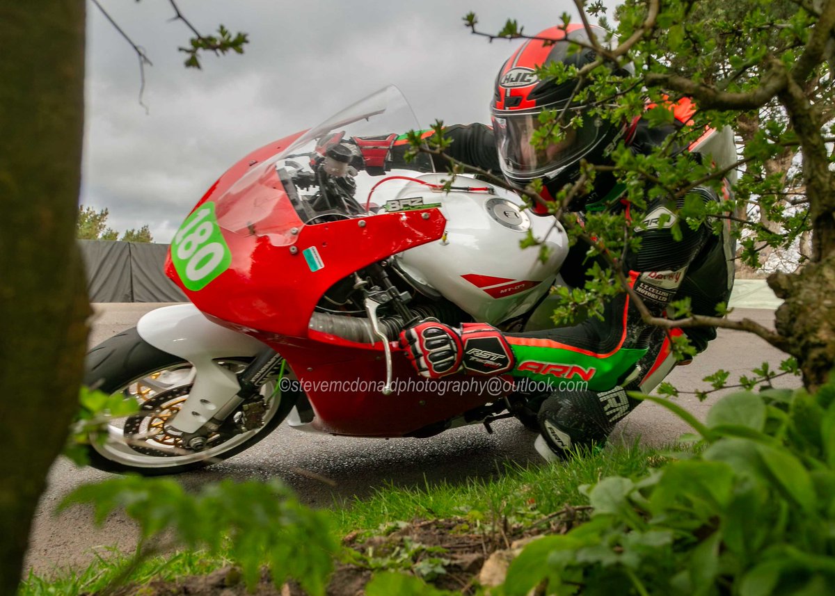 Stevemc1613's tweet photo. @BazRoad holding the tightline through Memorial out @MountOlivers #springcup #stevemcdonaldphotography https://t.co/MiNCUi0AbZ