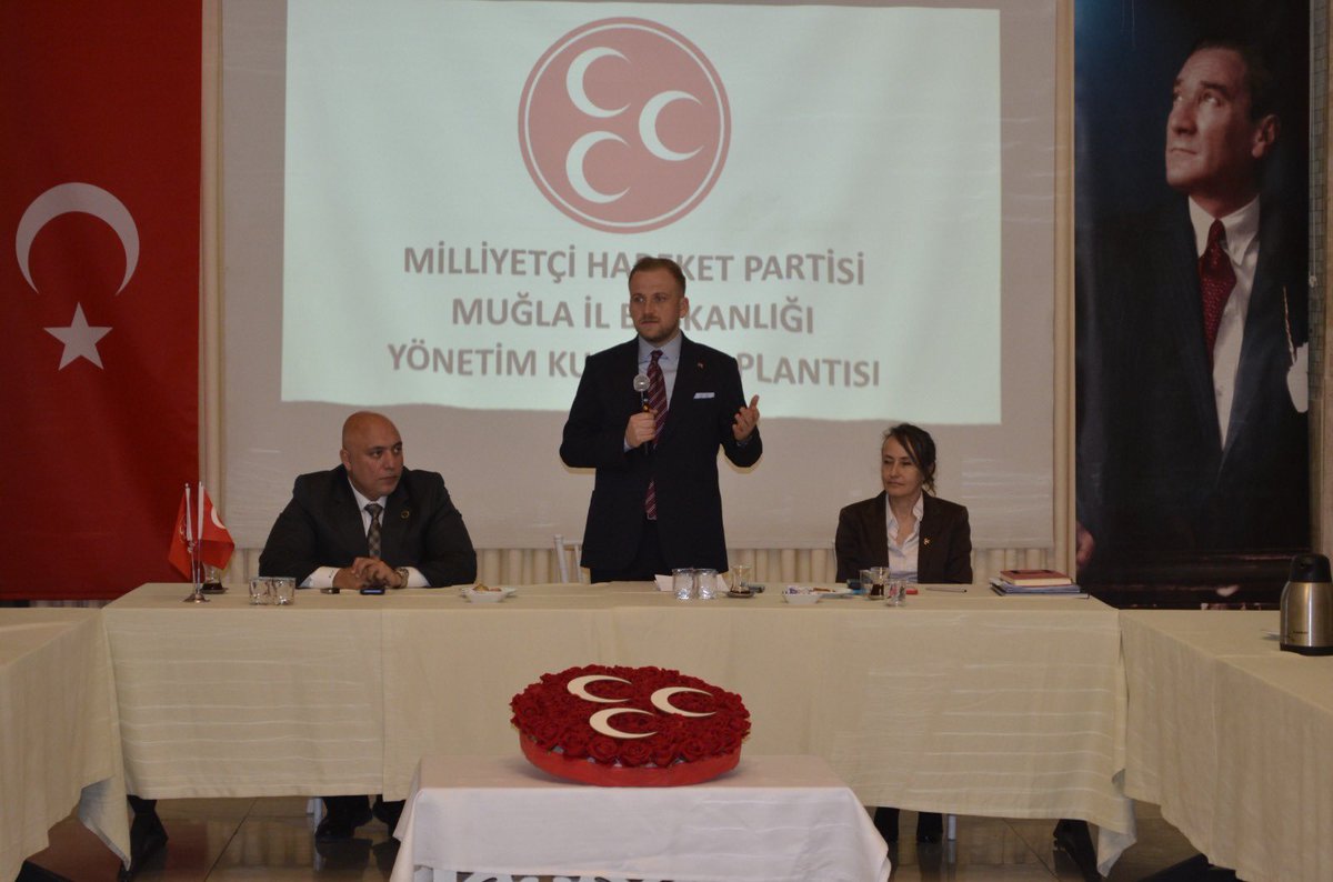 burakdemireltr's tweet photo. 13.04.2026 tarihli İl Yönetim Kurulu ve Divan Toplantımızı gerçekleştirdik.
Muğla’mızın 13 ilçesinde yürüttüğümüz teşkilat çalışmalarını değerlendirdik, sahadan gelen her sesi, her talebi istişare ederek önümüzdeki sürecin yol haritasını birlikte şekillendirdik.
Bu güzel şehrin her köşesine dokunma gayesiyle; gönül gönüle, omuz omuza yürümeye devam ediyoruz.
Birlik ve beraberlik içinde, Liderimizin izinde, davamızın emrinde Muğla için çalışmayı sürdürüyoruz. 🇹🇷