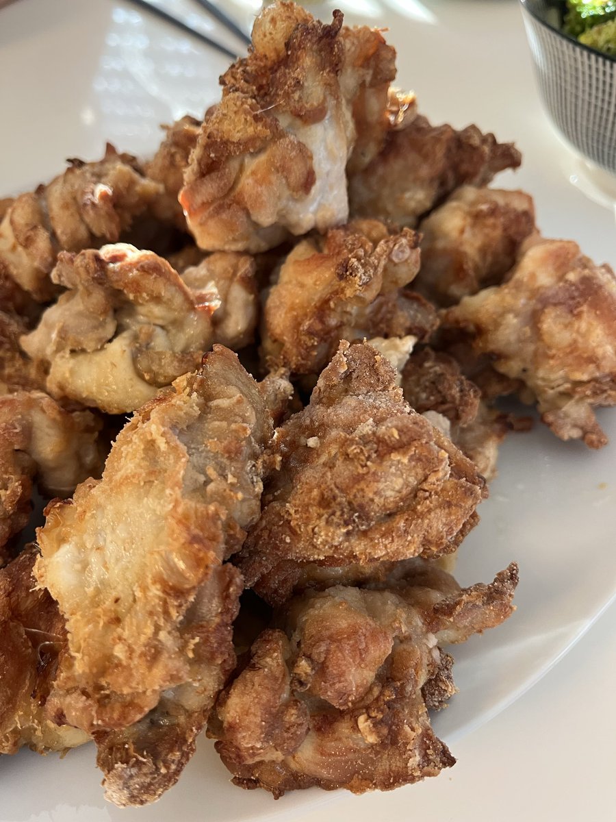 今夜はエアフライヤーで揚げた唐揚げ！米粉にしたらカリカリになって美味しかったー🤤

鶏もも肉は骨から解体… この作業がなきゃからあげ作るの楽なのになぁ〜🫩💭