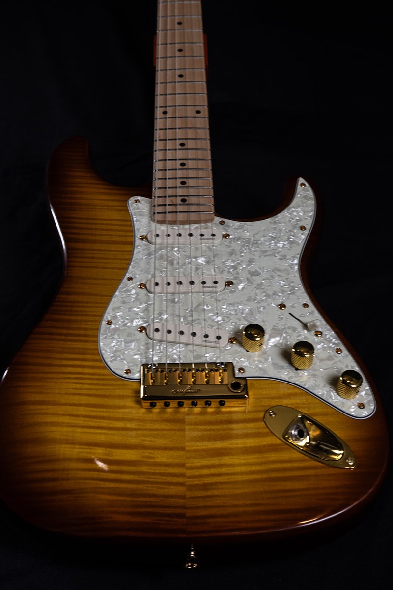 LouGuitars30338's tweet image. Big hands? Big tone. Our Big Lou wide-neck gives wider string spacing, less fret buzz, and cleaner chord voicings so you can play with precision and richness. Try the feel: wix.to/811KvAh 🎸 #Guitarists