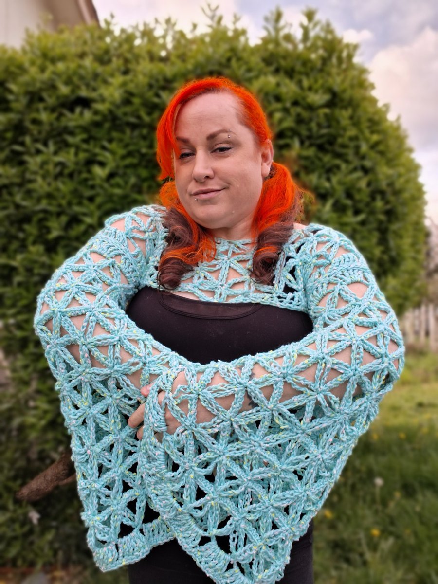 KaTapillars_Art's tweet image. I love this design so much! Its so fun to wear too! It's so silky feeling!

Pattern testing for @Starlilylady

Pattern coming soon,
Video pattern available on her Patreon

#crocheting #springvibes🌸 #croptop #floweroflife #handmade