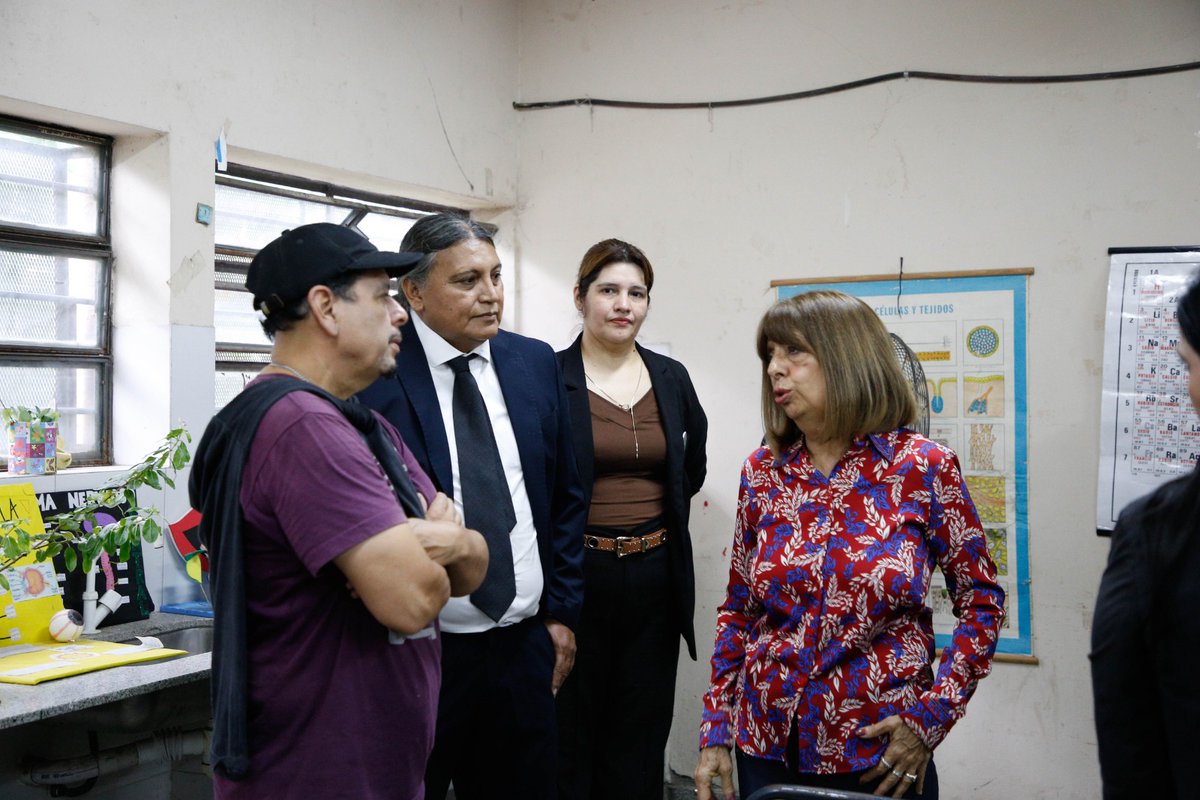educaciontuc's tweet photo. 🤝​​🏫​ En el marco del acompañamiento que realiza el Ministerio de Educación a las instituciones educativas de la provincia, la ministra Susana Montaldo visitó la Escuela Secundaria El Salvador que está festejando 15 años desde su creación.
https://t.co/ugxbkuLhsp https://t.co/TU5H6gFi8R