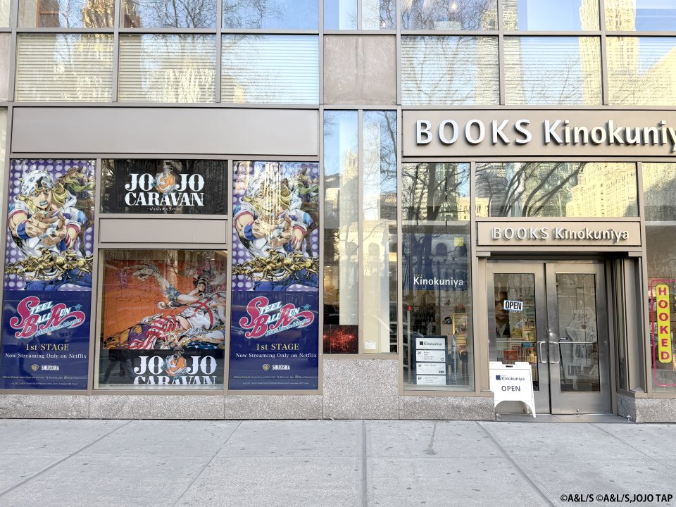 KinokuniyaUSA's tweet photo. Celebrate STEEL BALL RUN JoJo’s Bizarre Adventure at our Los Angeles The Bloc location! 🏇

Discover a beautiful collection of reproduced original artwork, from vivid full-color illustrations to bold, expressive black-and-white pieces—all showcased up close for a closer look.

Stop by before 4/19 to see it in person, snap a photo with Gyro Zeppeli, and enjoy the window displays while you’re here.

Not in LA? You can still join the fun—character standees are also available at our New York, Atlanta, and San Francisco locations (character selection varies), with window displays featured at select stores!