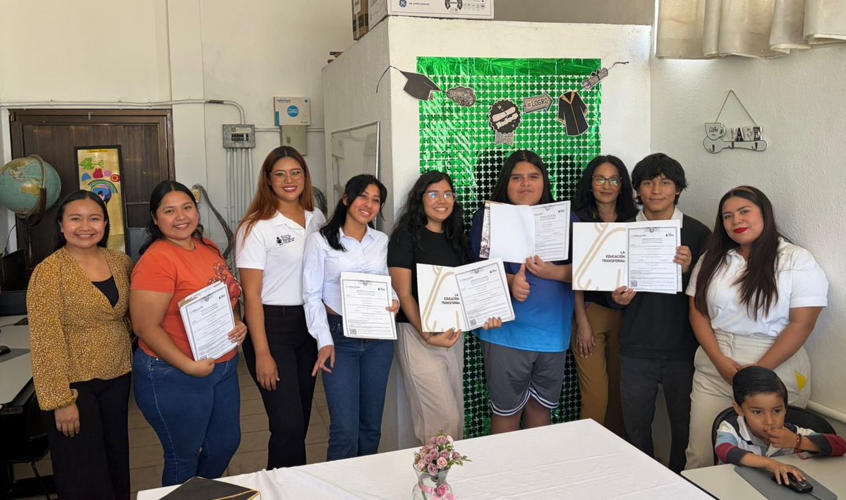 GobBCS's tweet image. 🎓📚 #Infórmate | En #CaboSanLucas, el @IEEABCS  llevó a cabo la entrega de certificados en la plaza Cruz Roja, reconociendo el esfuerzo de quienes concluyen su primaria y secundaria.

Durante el primer trimestre, se han aplicado más de 3 mil exámenes, logrando que 647 personas