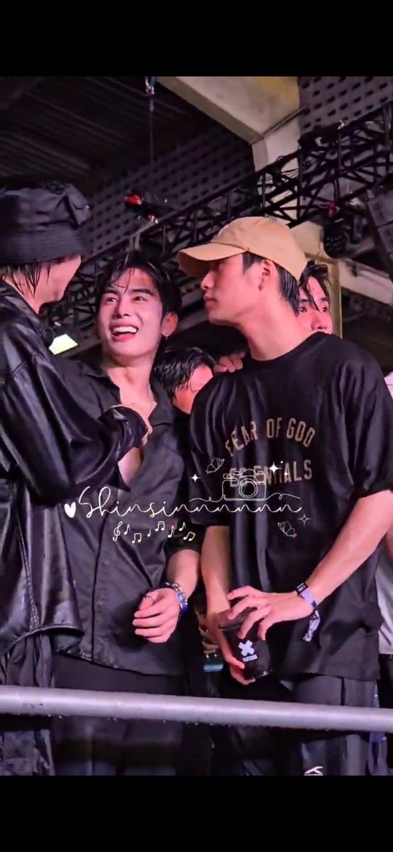 MAKUDJI's tweet photo. จุดนี้คือจุดรวมพลคนหล่อปะคะ ลูกนี่อยู่กันครบ!! เจมีไนน์กับน้องพูห์รู้จักกันตั้งแต่ตอนงานฟุตบอลจุฬาธรรมศาสตร์ด้วยซ้ำ ภูวินทร์กับน้องพูห์เรียนวิดวะจุฬาอินเตอร์เหมือนกันแต่คนละสาขา และน้องต้าคือเพื่อนใหม่สดๆร้อนๆ #phuwintang  #Gemini_NT #ppooh #santapp https://t.co/BiWbLQ29i8