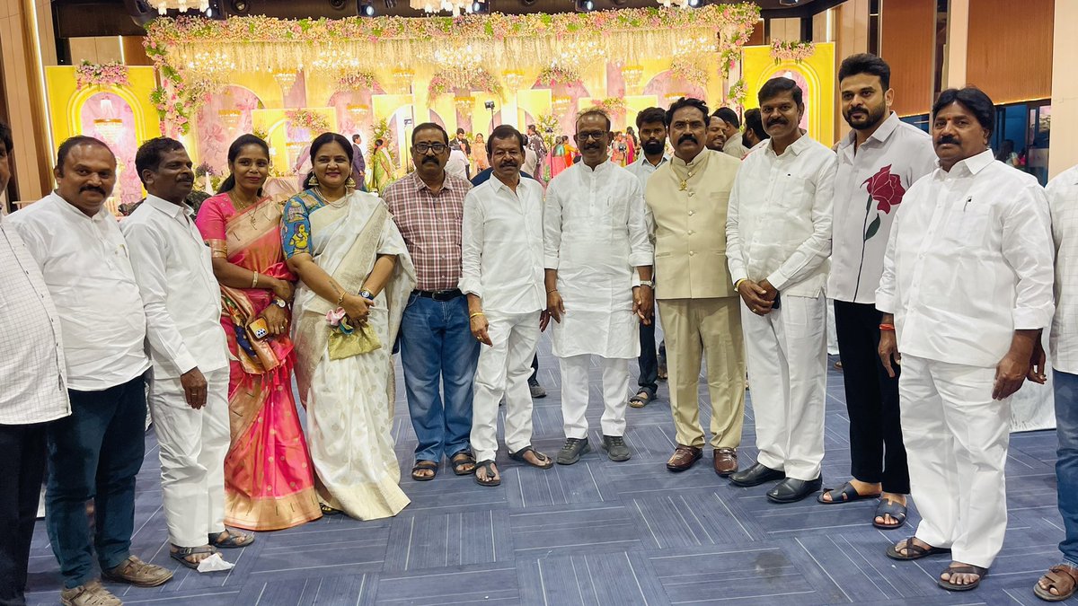 NarsaiahBoora's tweet image. 📍 నాగోల్ – PMR కన్వెన్షన్ హాల్

రాజాపేట మండలం చల్లారు గ్రామ వాస్తవ్యులు, బొడ్డుప్పల్ నమస్తే తెలంగాణ విలేకరి నెల్లపాటి నర్సింహారెడ్డి గారి కుమార్తె వివాహ రిసెప్షన్ కార్యక్రమానికి హాజరై, నూతన వధూవరులను ఆశీర్వదించడం జరిగింది. 💐

#WeddingReception #Blessings #FamilyEvent