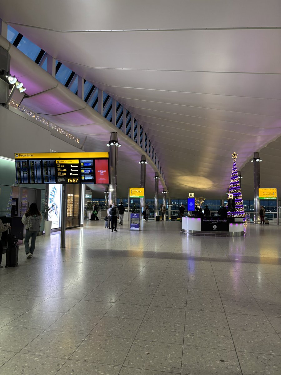 300erlove68384's tweet image. VAT国際デビューを見据えて、実際に訪れた事のあるヒースロー空港のシーナリー買いました🇬🇧
雰囲気あがり、あとはもっと交信の予習してフライトしていけたらと思います✈️
（実際の写真も添えて）
#VATSIM 
#MSFS2020