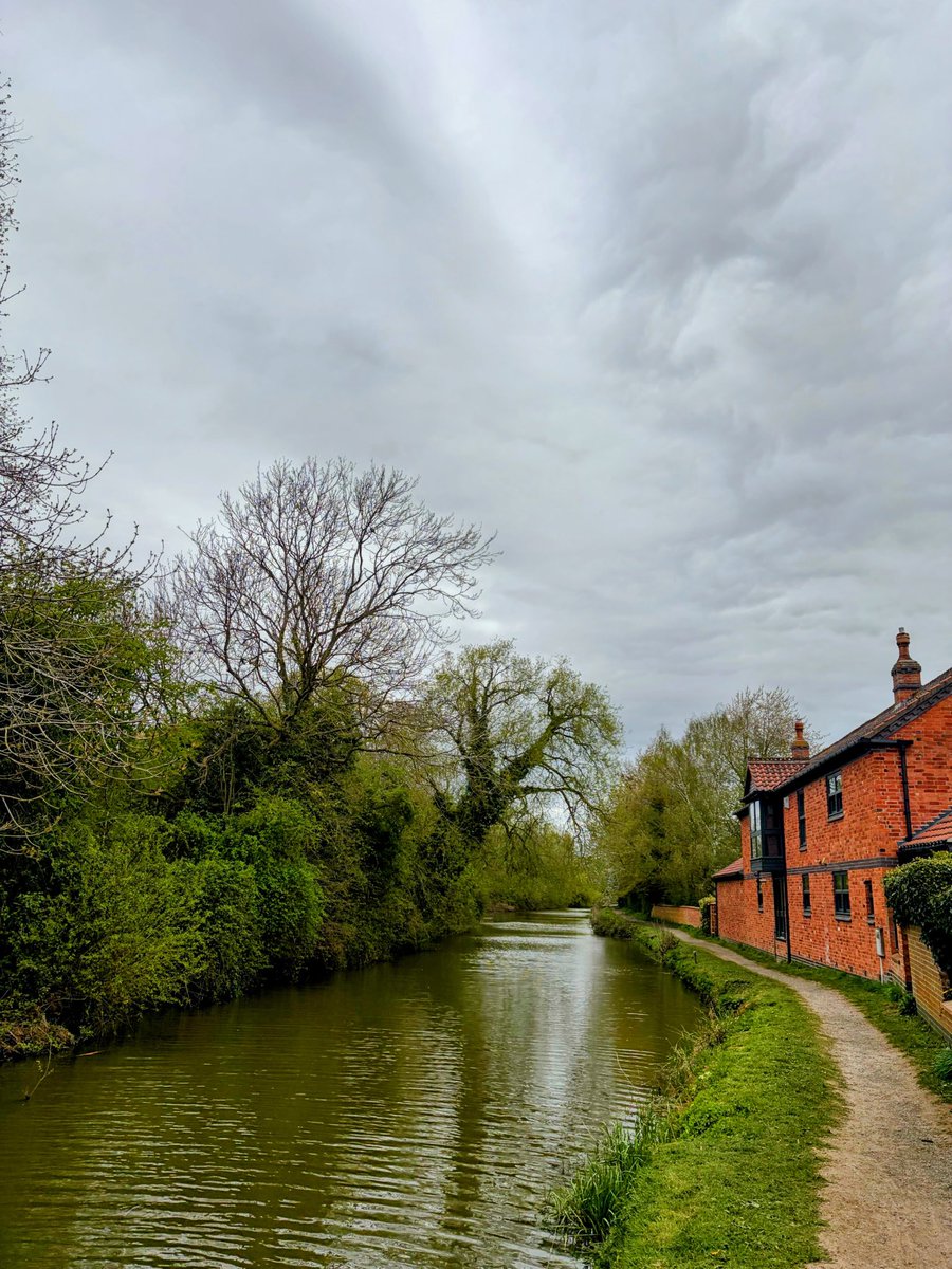 andyflyfisher's tweet image. Accompany me on this evenings visual walk.
Featuring one of my old fishing haunts on the Grand Union canal, I have spent many happy hours fishing here catching perch, roach, tench, bream and pike.

#fishing #fishinglife #mindfulness