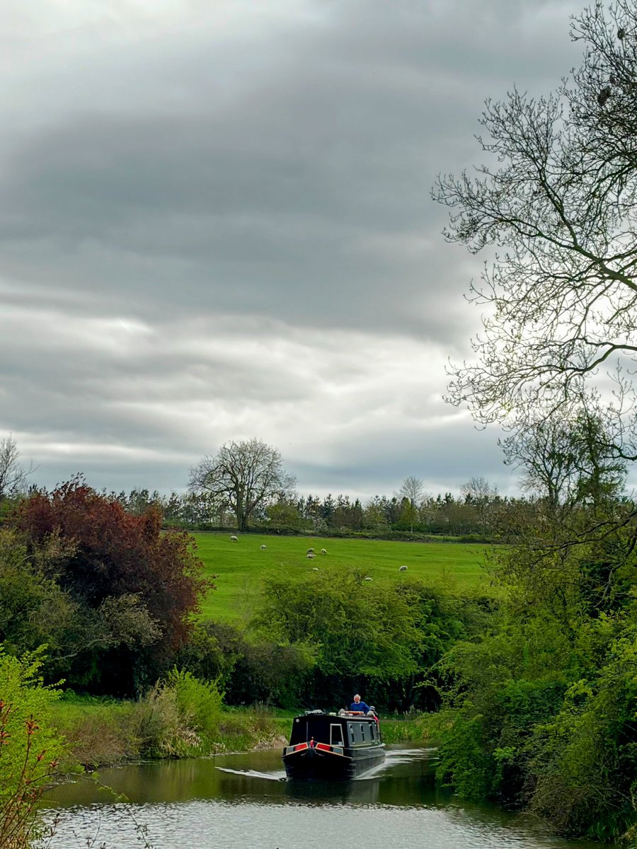 andyflyfisher's tweet image. Accompany me on this evenings visual walk.
Featuring one of my old fishing haunts on the Grand Union canal, I have spent many happy hours fishing here catching perch, roach, tench, bream and pike.

#fishing #fishinglife #mindfulness