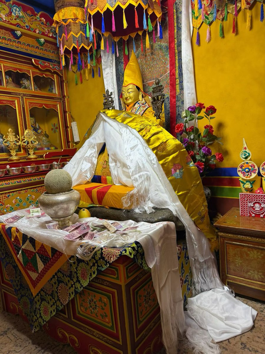 lhuboom's tweet photo. རྗེ་བླ་མ་ཙོང་ཁ་པ་མཆོག་གིས་ལེགས་བཤད་གསེར་གྱི་ཕྲེང་བ་རྩོམ་ས་རྭ་སྟོད་དགོན། སྐྱོར་མོ་ལུང་དགོན་པའི་ཏིང་འཛིན་ཀ་བ། དགའ་གདོང་དགོན་པའི་རྟེན་གཙོ་འཇམ་དབྱངས་གསུང་འབྱོན། https://t.co/jSY8w5CSed