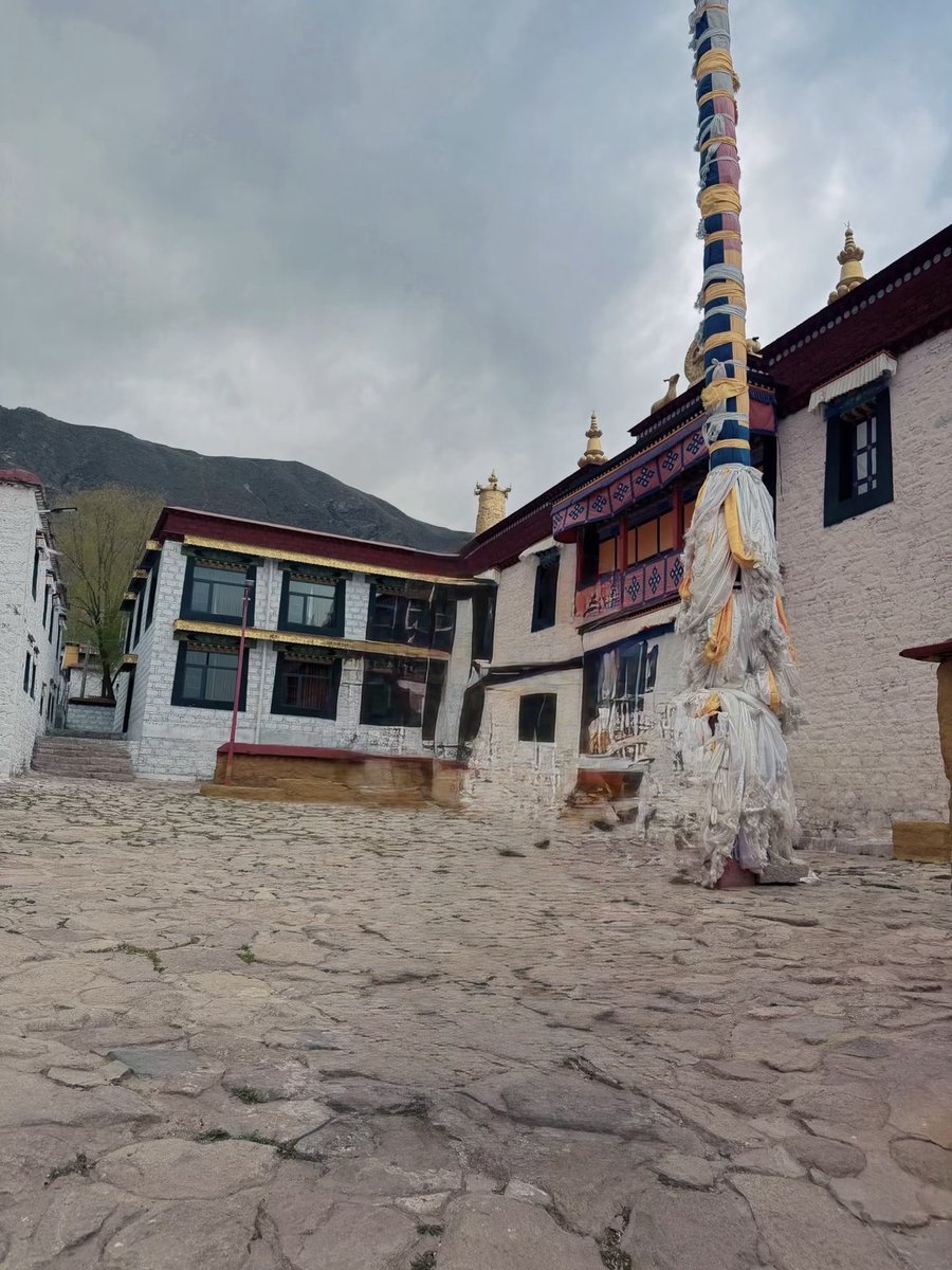 lhuboom's tweet photo. རྗེ་བླ་མ་ཙོང་ཁ་པ་མཆོག་གིས་ལེགས་བཤད་གསེར་གྱི་ཕྲེང་བ་རྩོམ་ས་རྭ་སྟོད་དགོན། སྐྱོར་མོ་ལུང་དགོན་པའི་ཏིང་འཛིན་ཀ་བ། དགའ་གདོང་དགོན་པའི་རྟེན་གཙོ་འཇམ་དབྱངས་གསུང་འབྱོན། https://t.co/jSY8w5CSed