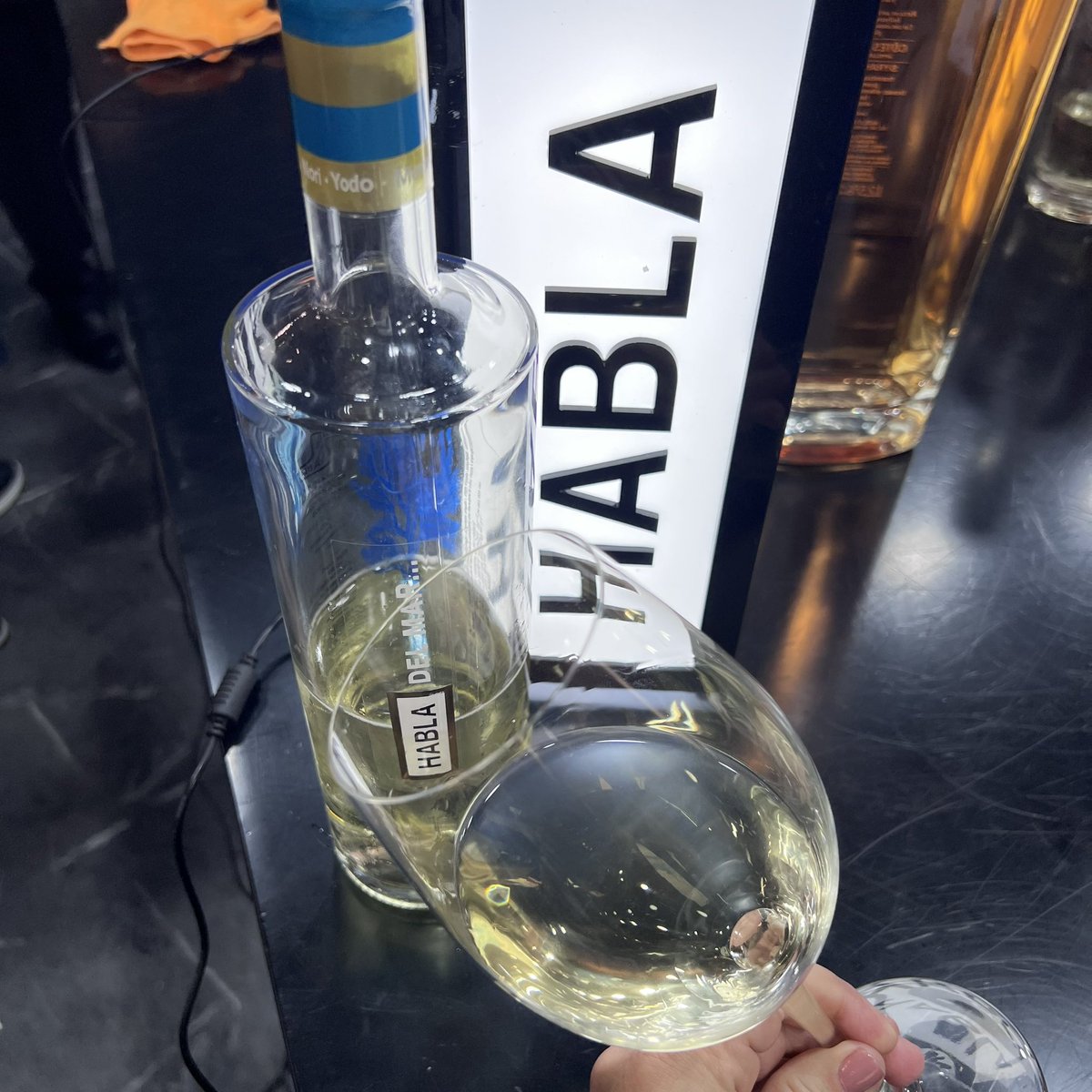 zampatelmundo's tweet photo. 🌊 @VinosHabla vino submarino, pionero y único en España, lleva desde el pasado mes de septiembre realizando una fermentación submarina en depósito de 400 litros, a 15 metros de profundidad en la Bahía de San Juan de Luz
Su original diseño, inspirado en un faro marino con un coral representado en "ojo de pez", simulando la visión que tienen los
submarinistas cuando controlan la fermentación en el mar
Presentación en @grupogourmets #sg26
👩🏼‍💻 https://t.co/knrbrOsRmL