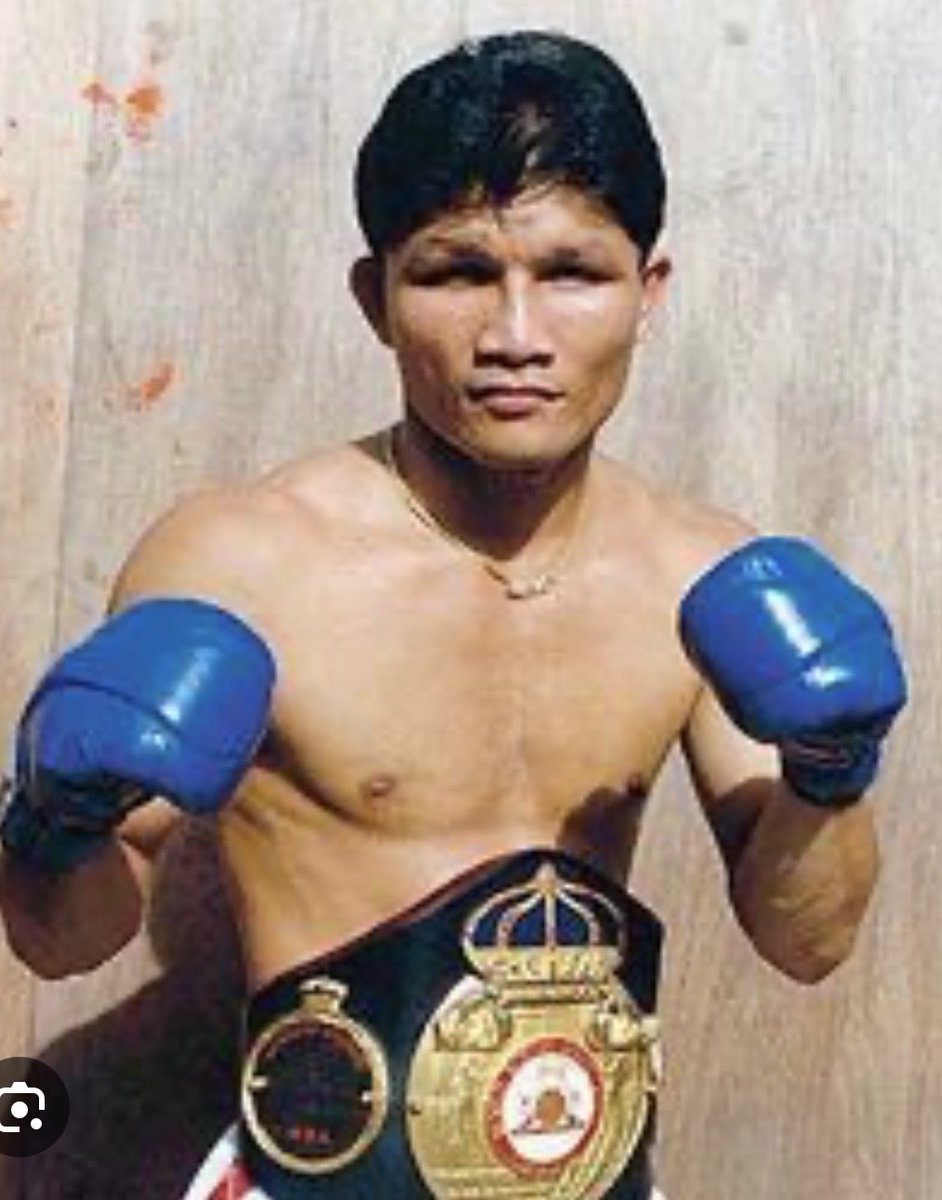 Khaosai Galaxy 👑 🇹🇭 

The greatest Super Flyweight of All-Time. Held his title for 7 years while making 19 successful title defenses and 16 were by KO! A lethal and destructive offensive predator, one of boxing’s greatest P4P punchers. His overall record was 47-1 with 41KO’s!