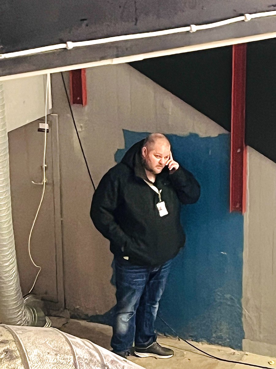 SSKflaco's tweet photo. Den här killen pysslar visst med att försöka sätta dit SSK-supportrar på läktaren vid klubbens matcher.
Den som druckit en norrlands guld hamnar lätt i skottlinjen..

Är han utsänd utav klubben eller är det nån random figur?

#twittssk https://t.co/4QOdHYKmEO