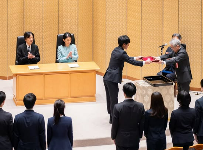 Monarchies2000's tweet photo. Le 📷 Kunaicho a publié des tranches de vie du prince héritier Hisahito d'Akishino, 19 ans, espoir de la dynastie, sur le compte Instagram de la Maison impériale du #Japon.  #monarchy #monarchie #Japan 👑🇯🇵 https://t.co/bs0QUnsv8C