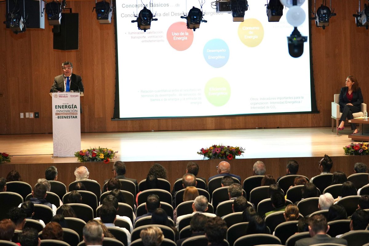 ⚡️🤩 ¡La #FeriaEnergía ya comenzó!

El director general de la <a href="/CONUEE_mx/">CONUEE_mx</a>, Israel Jáuregui, presentó su conferencia sobre la #EficienciaEnergética y cuya implementación promueve beneficios como el ahorro de energía, la seguridad energética, el acceso a la energía, los precios de