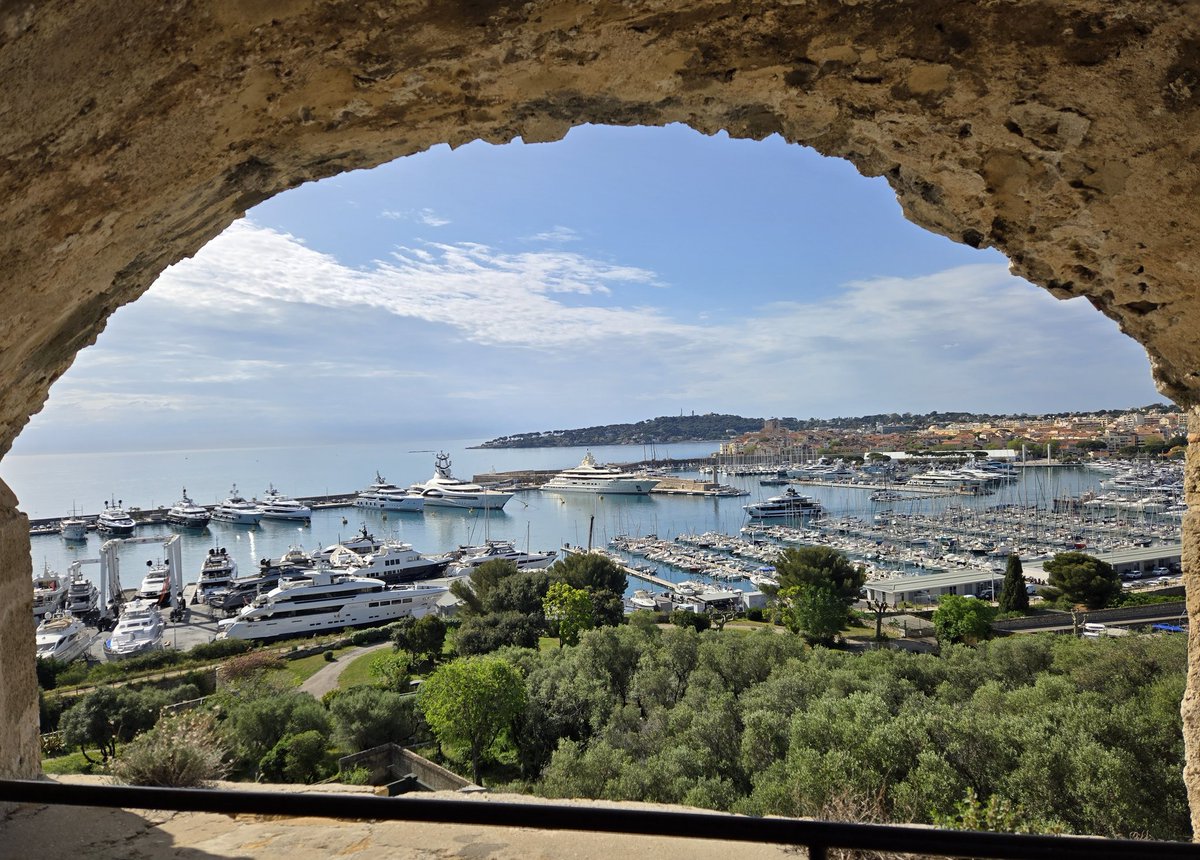 MichelleMoggio's tweet image. The #views from Fort Carre, a landmark military site in #Antibes, are sensational #FrenchRiviera #yachts #travel