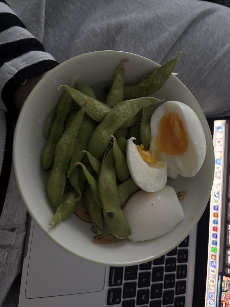 I’m back … binged a lot because of family event and my bf, I don’t even wanna weight myself I’m so scared 🙁 anyways mealspo 🙆🏻‍♀️250cal n 23g prot #edtwtㅤ ( my thigh is so fat on the photo I’m gonna kms…)