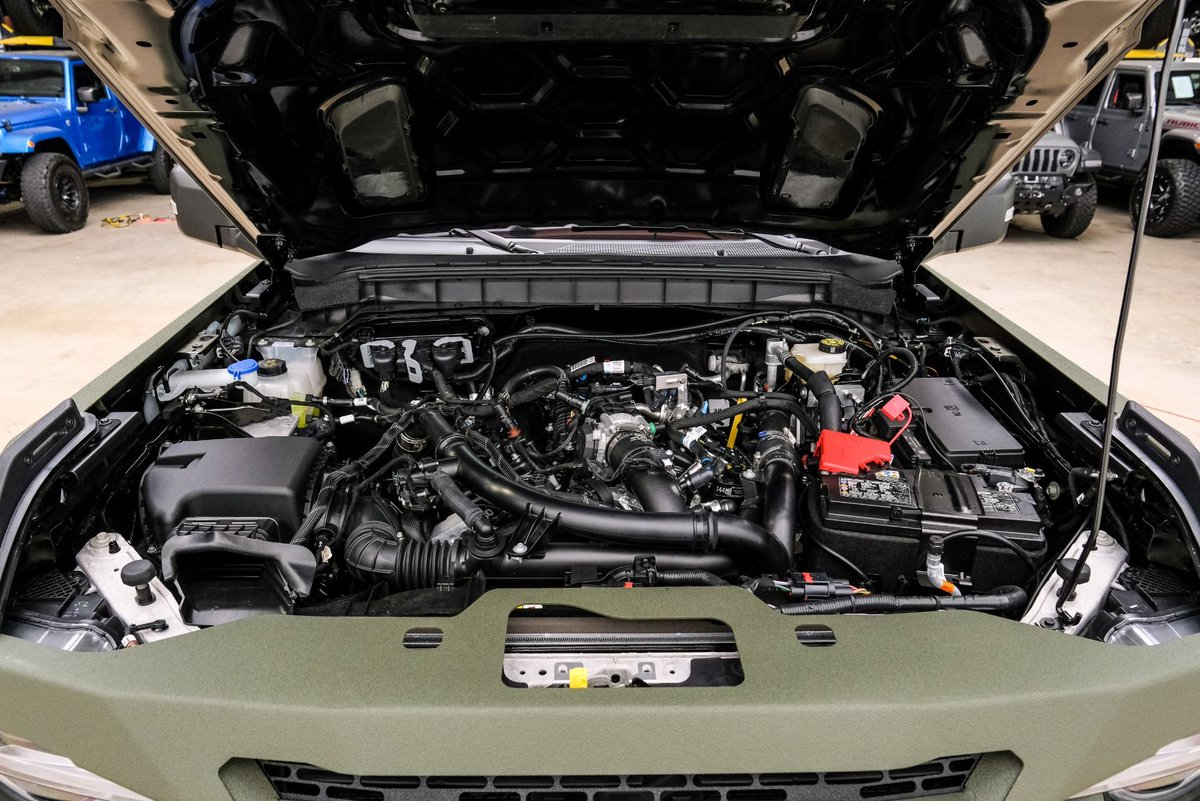 TXVExchange's tweet photo. 2025 Ford Bronco Badlands - $89,900

Exterior: Green
Interior: Black Vinyl
Engine: EcoBoost 2.7L Twin Turbo V6
Transmission: Automatic
Drivetrain: 4x4
Mileage: 202
City / Hwy MPG: 17 / 18

#Ford #Bronco features: https://t.co/MCUHE8pZt6 https://t.co/eIvLYvC6e3